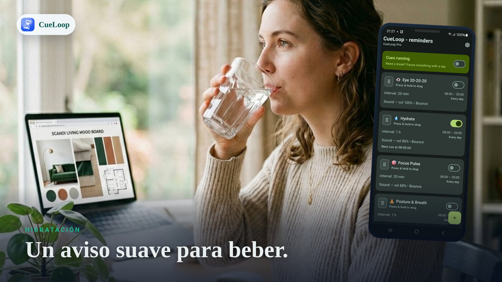 Una persona en el escritorio recibe un aviso suave para beber agua
