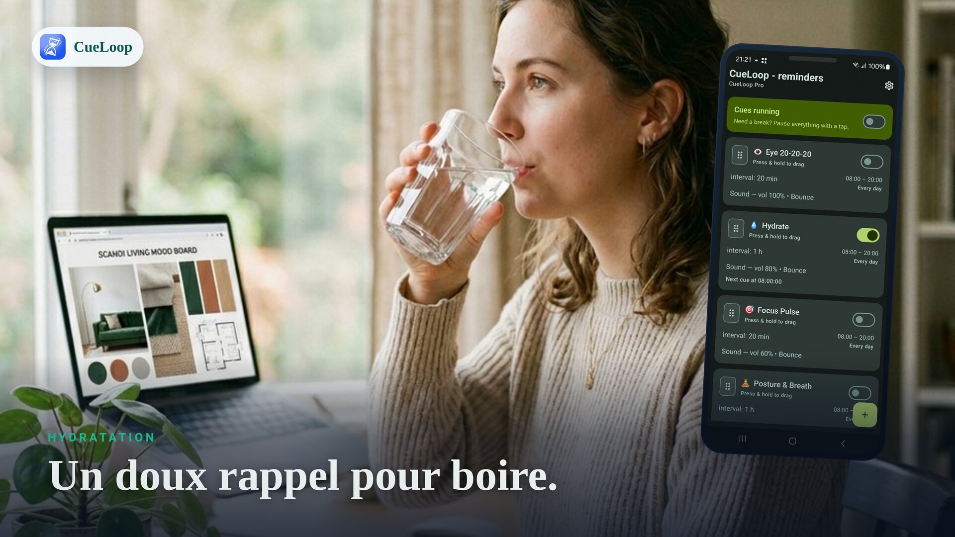 Une personne au bureau recevant un rappel doux pour boire de l’eau sur son téléphone