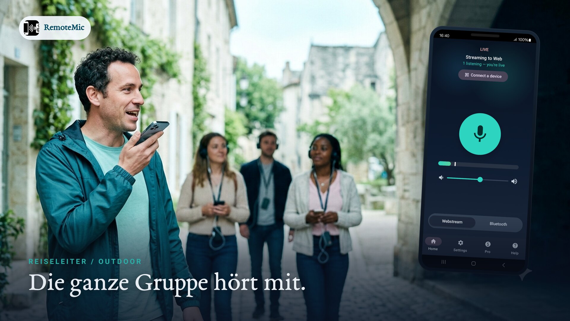 Reiseleiter führt eine Gruppe, die über eigene Kopfhörer mithört, ohne WLAN