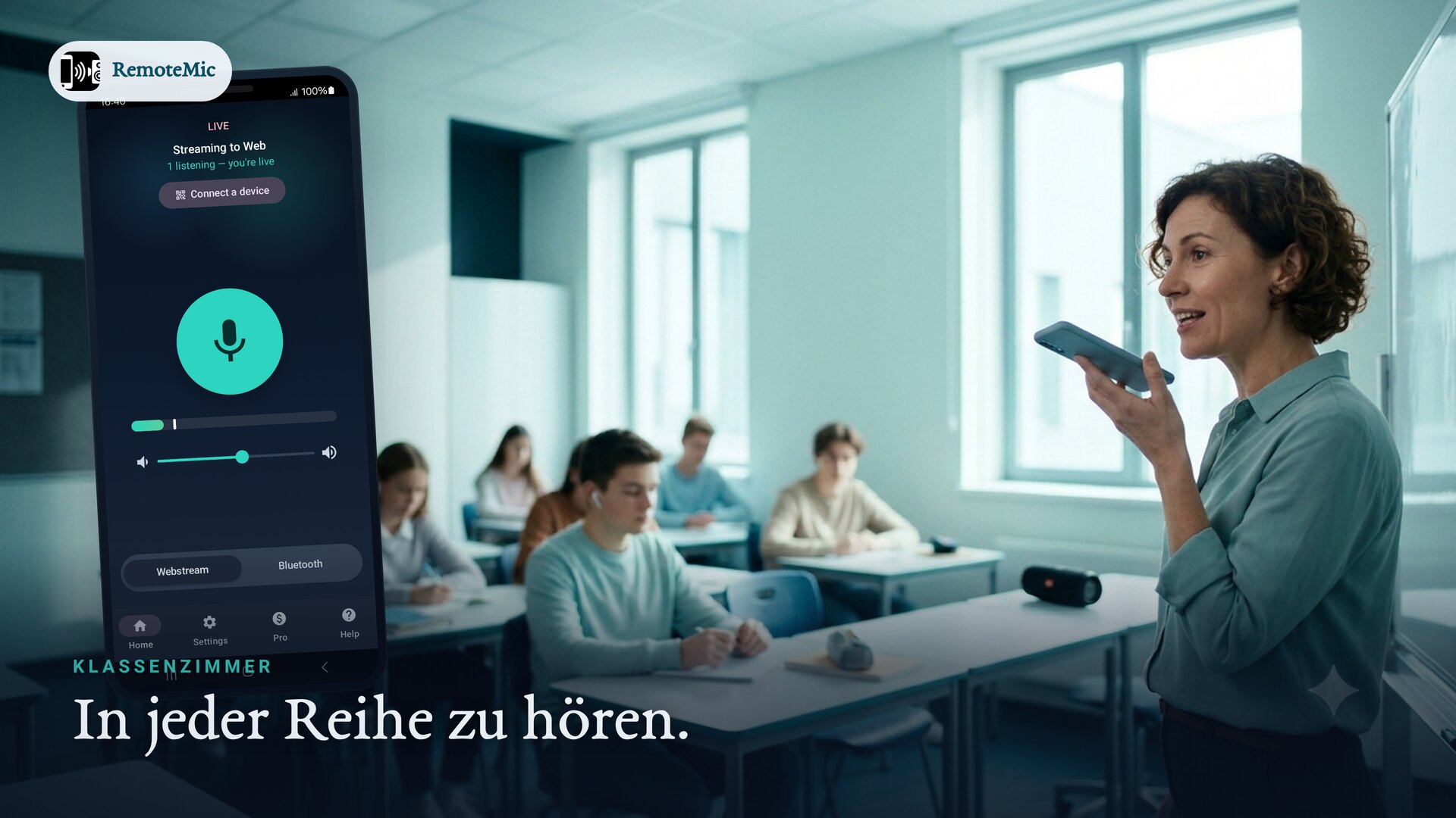 Lehrkraft in jeder Reihe eines hellen Klassenzimmers zu hören