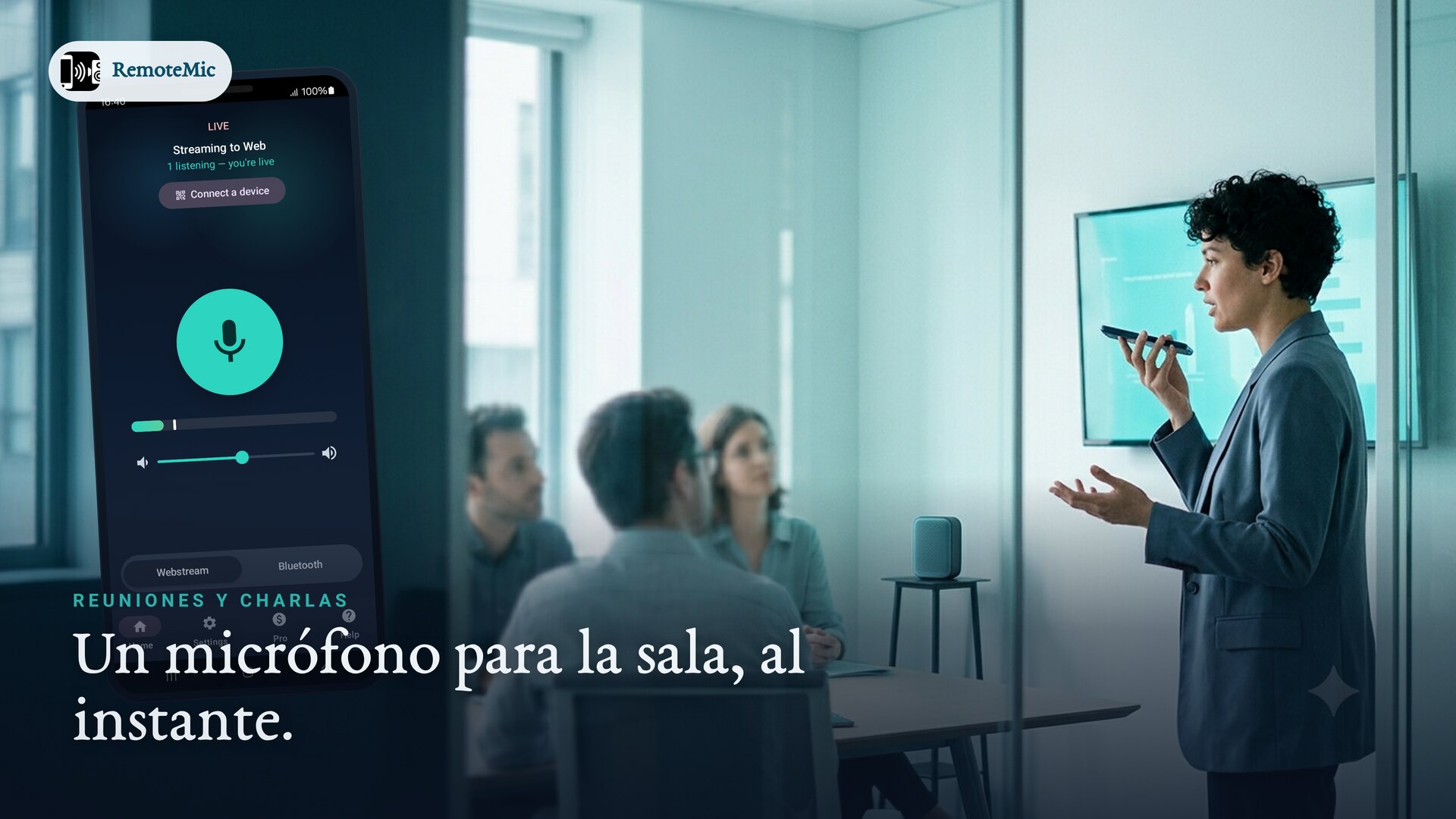 Presentador usando un teléfono como micrófono para la sala de reuniones
