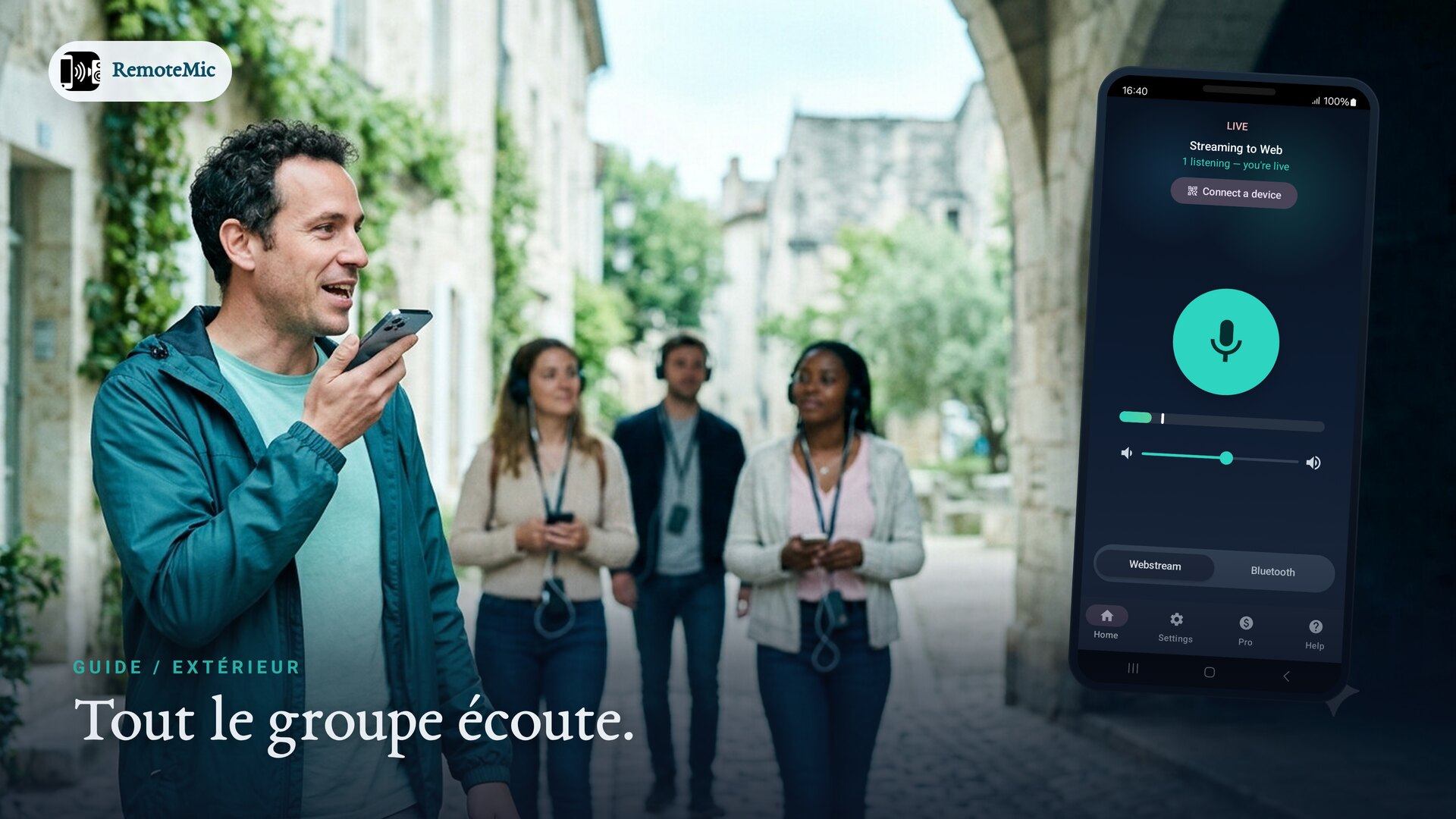 Guide touristique menant un groupe qui écoute sur son propre casque, sans Wi-Fi